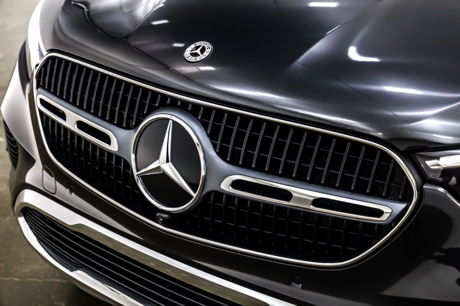 New 2026 Graphite Grey Metallic Mercedes-Benz GLC 300 image 13