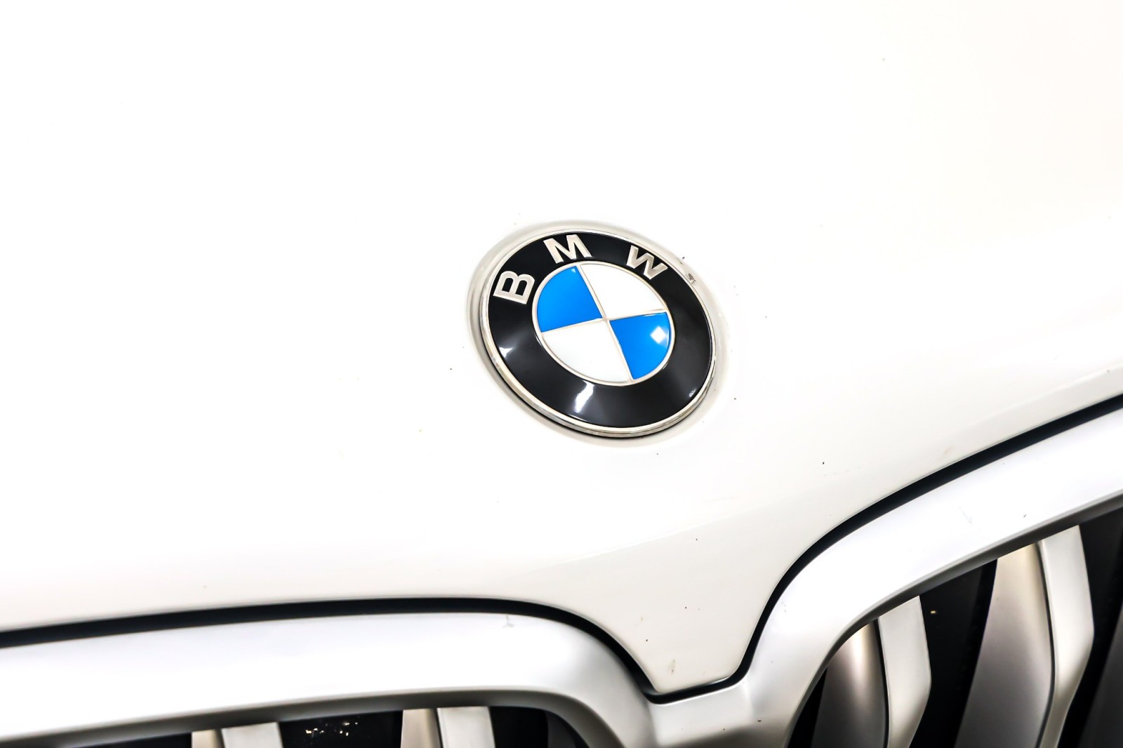 Used 2021 Mineral White Metallic BMW xDrive40i Sports Activity Coupe image 13