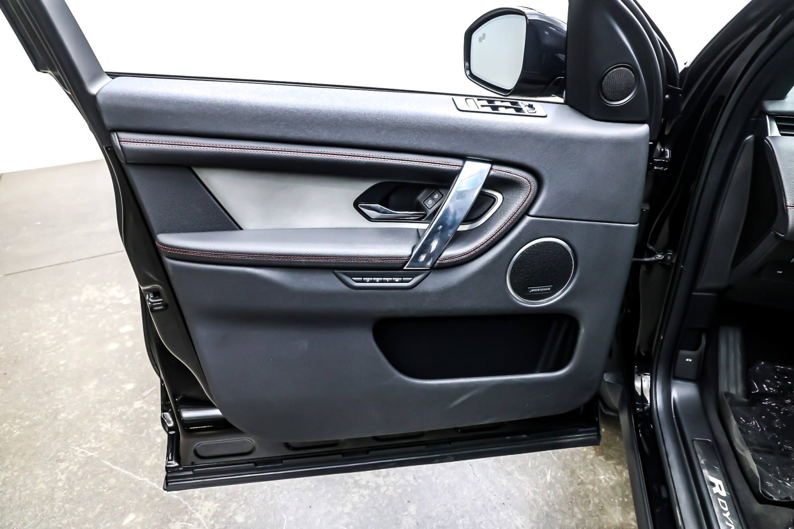 Used 2023 Santorini Black Metallic Land Rover SE R-Dynamic 4WD image 22