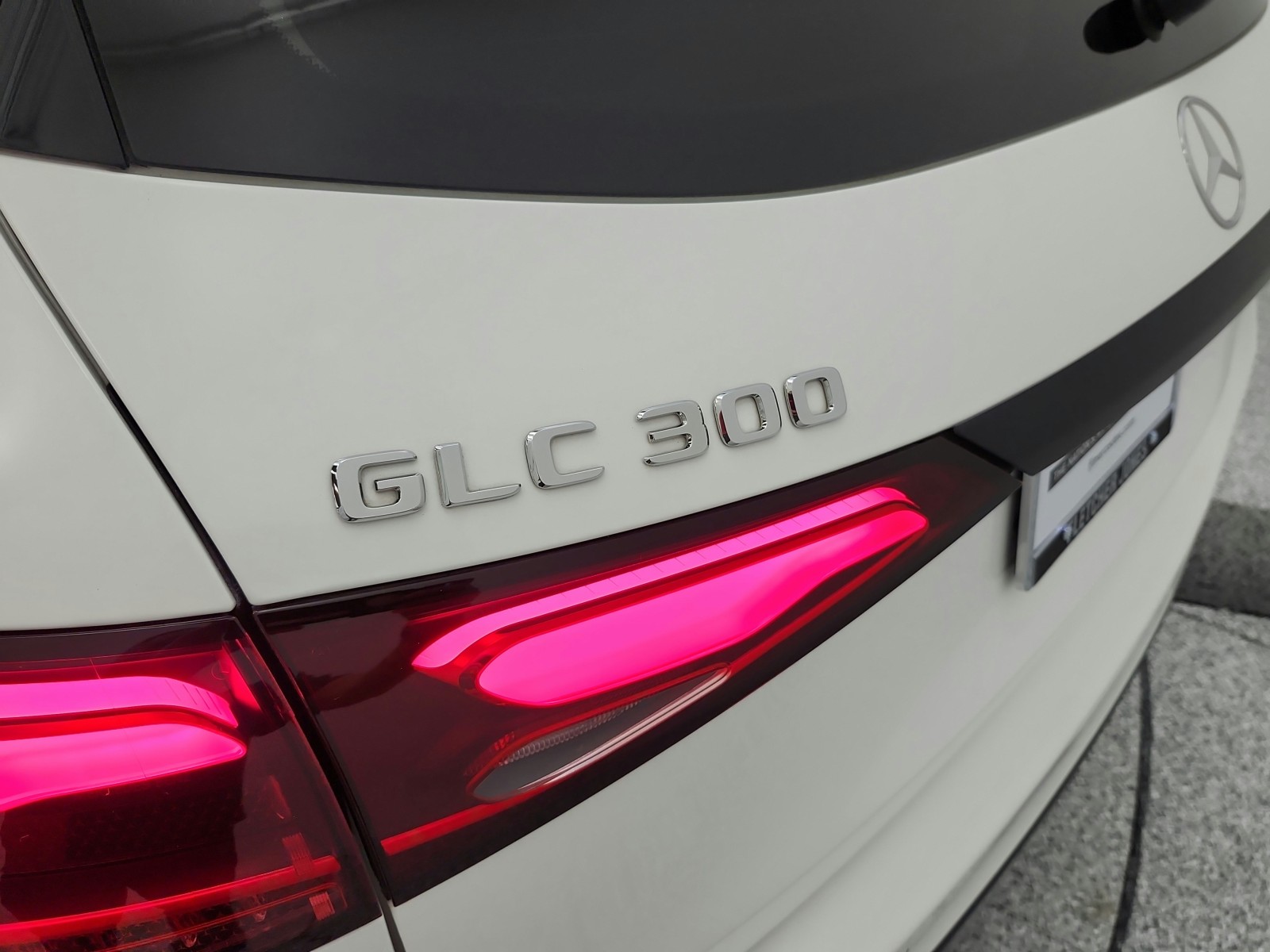 Used 2024 Polar White Mercedes-Benz GLC 300 SUV image 28