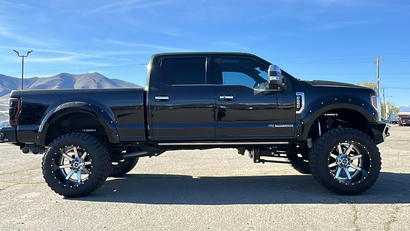 2017 Ford Super Duty F-250 SRW Lariat 2