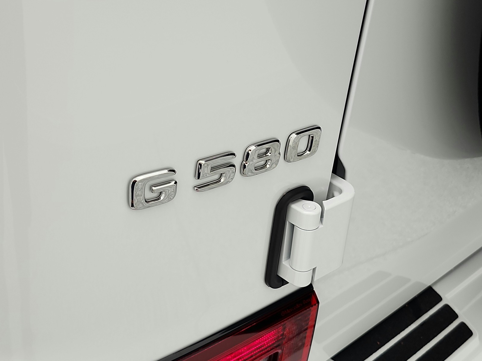 New 2026 MANUFAKTUR Moonlight White Metallic Mercedes-Benz G 580e image 17