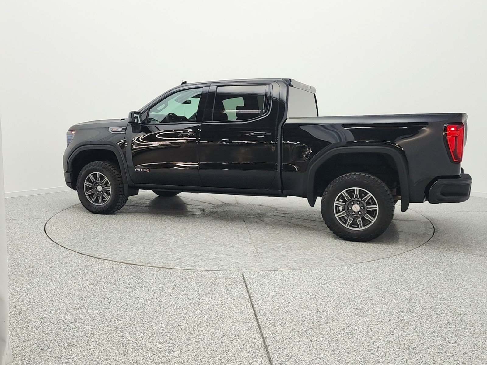 Used 2025 Onyx Black GMC 4WD Crew Cab 147 AT4 image 8