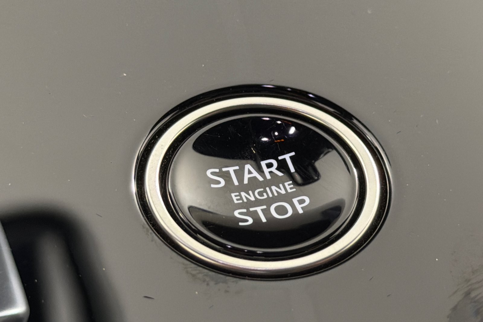 Used 2025 Fuji White Land Rover P400 Dynamic SE image 22