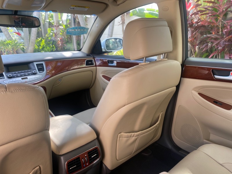 2013 Hyundai Genesis 3.8L LOW MILES 33,576 in , 