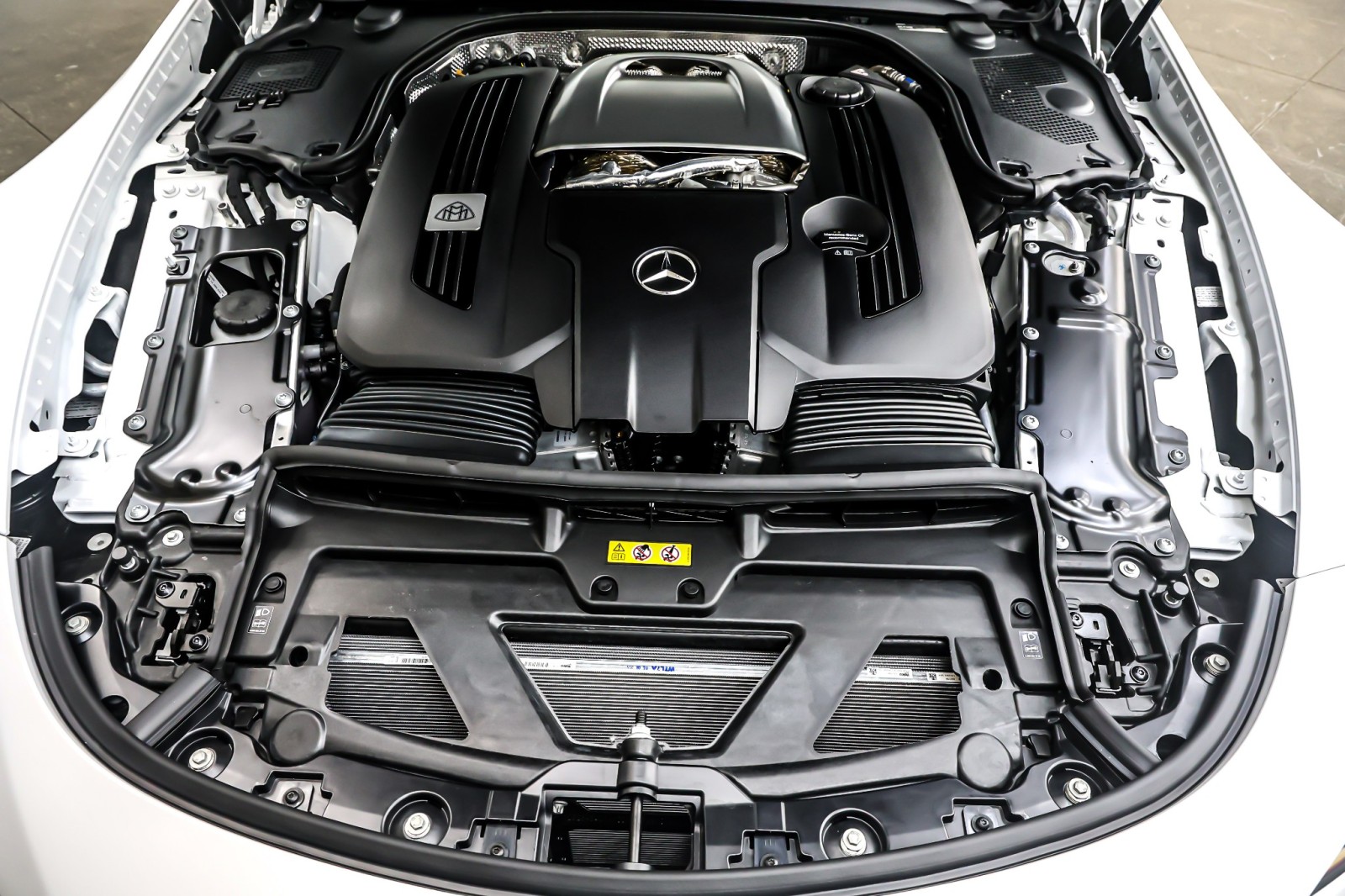 New 2026 MANUFAKTUR Moonlight White Magno Mercedes-Benz Maybach SL 680 Monogram Series image 11