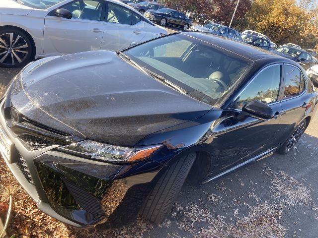 Certified Pre-Owned 2018 Toyota Camry SE* ONE OWNER, MOON ROOF, TOYOTA CERTIFITED FACTORY WARRANTY, COVENIENCE PKG, BLIND SPOT MONITOR, TOYOTA SAFETY SENSE, BLUETOOTH HANDS FREE TECHNOLOGY, KEYLESS START, ALLOY WHEELS Front Wheel Drive Sedan - In-Stock
