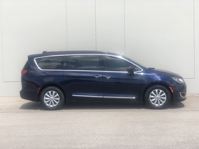 2017 Chrysler Pacifica Touring-L in CHESTERFIELD, Missouri