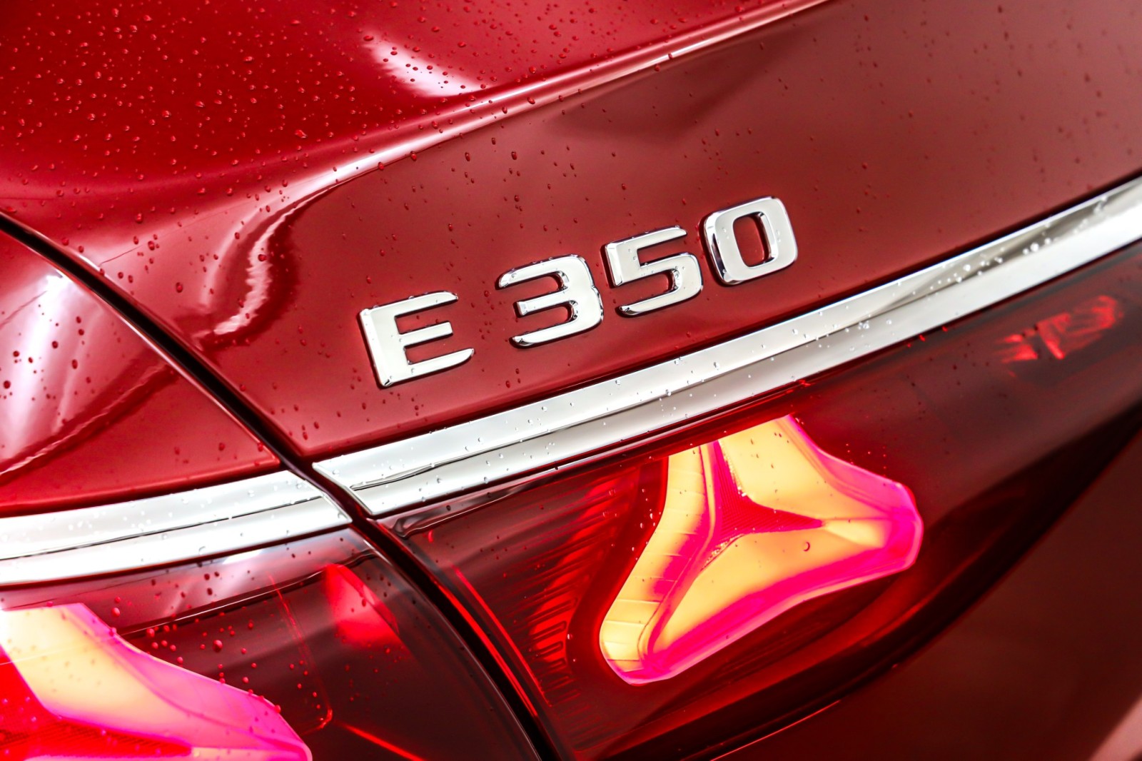 New 2026 MANUFAKTUR Patagonia Red Mercedes-Benz E 350 image 9