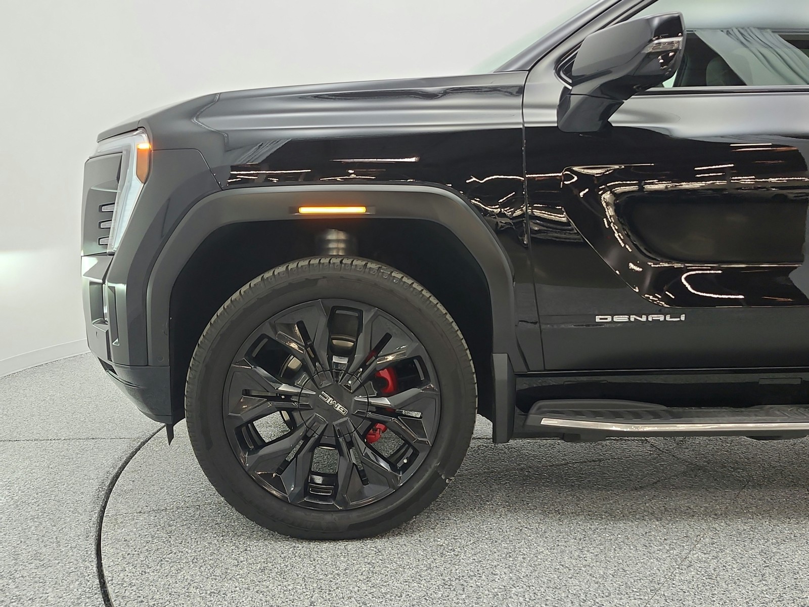 Used 2025 Onyx Black GMC e4WD Crew Cab Max Range Denali image 21