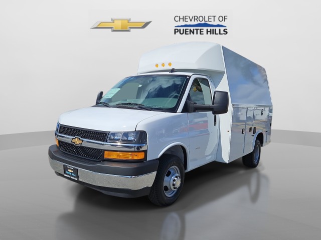 Summit White 2026 Chevrolet Express Chassis 3500 Cutaway 139 Van Rear-Wheel Drive Automatic
