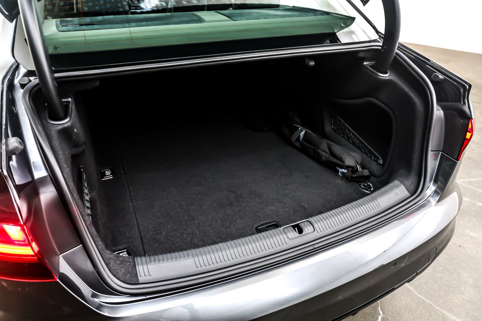 Used 2023 Daytona Gray Pearl Effect Audi Premium Plus 3.0 TFSI quattro image 24