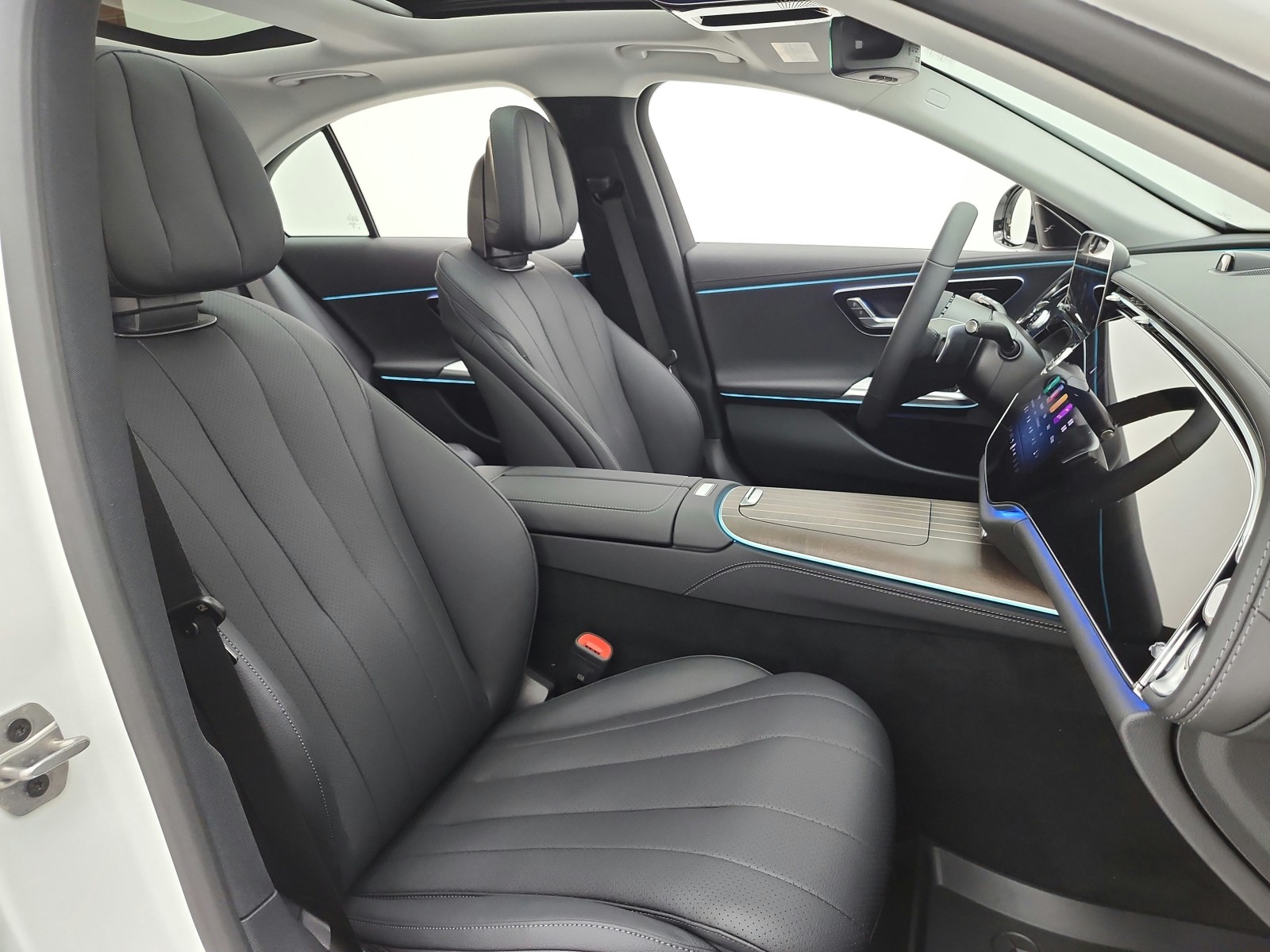 New 2027 Polar White Mercedes-Benz E 450 4MATIC® Sedan image 14