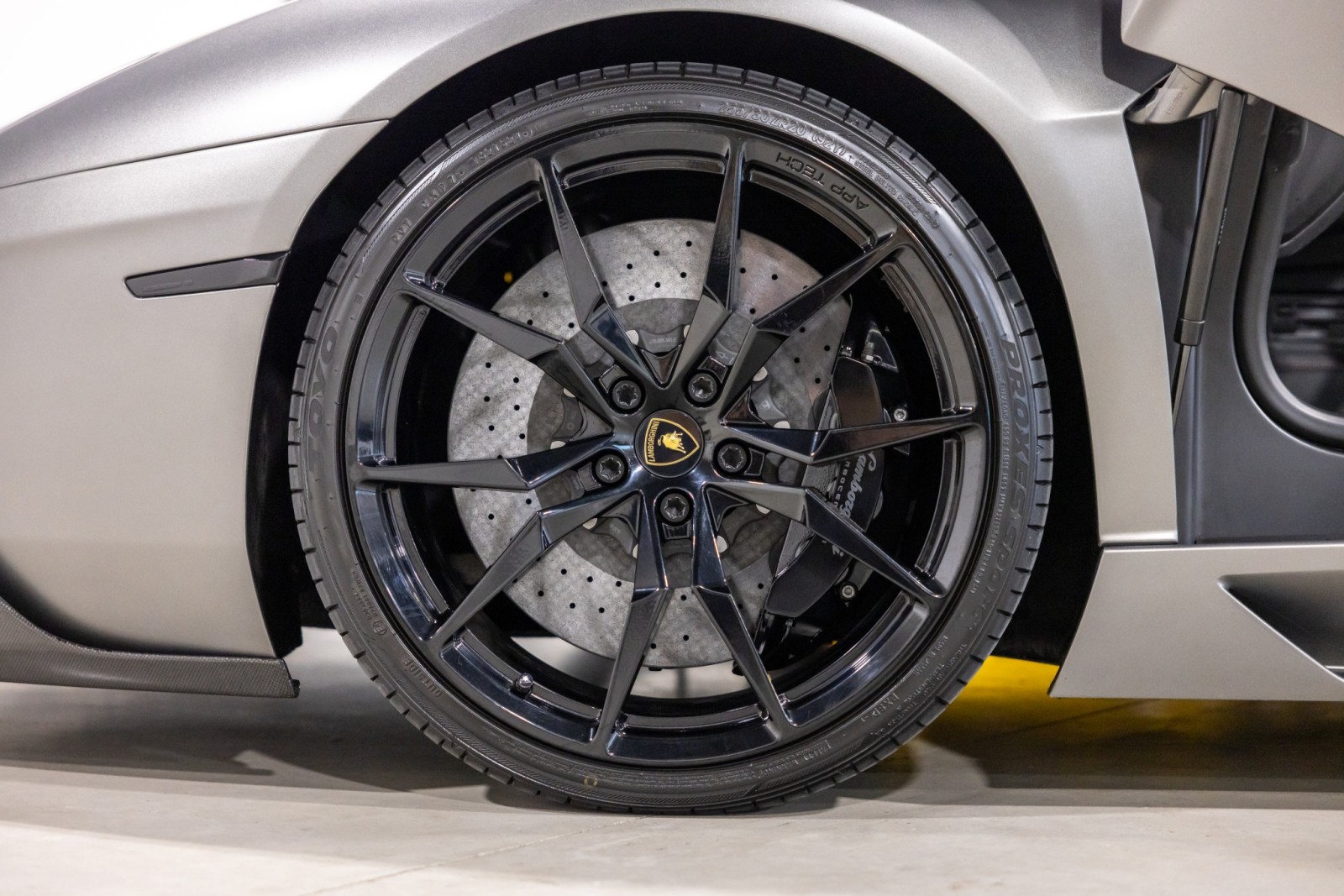 2015 Lamborghini Aventador Roadster LP 700-4 photo 33