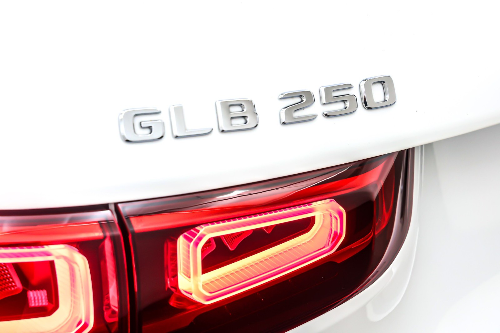 Used 2023 Polar White Mercedes-Benz GLB 250 SUV image 10