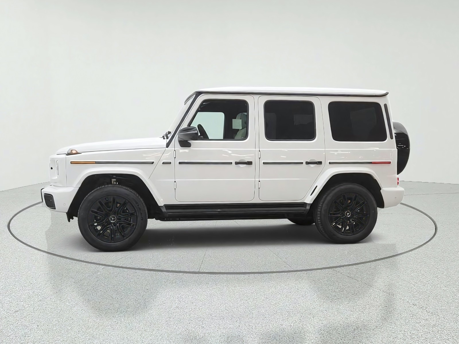 New 2027 MANUFAKTUR Moonlight White Metallic Mercedes-Benz G 580e SUV image 8