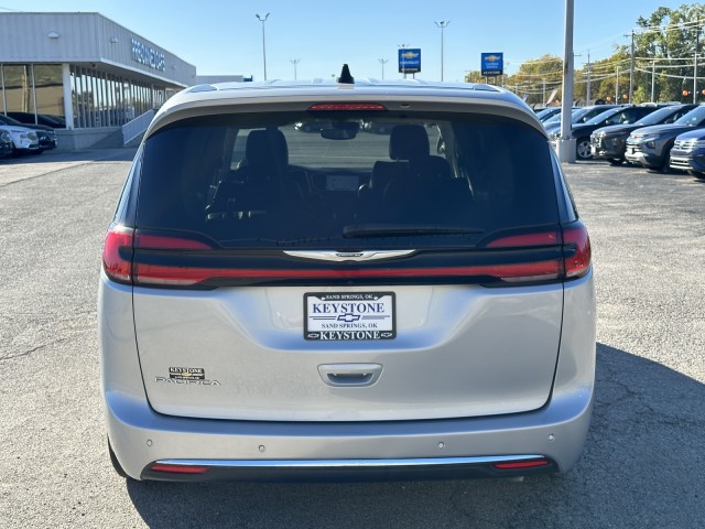 2023 Chrysler Pacifica Touring L 4