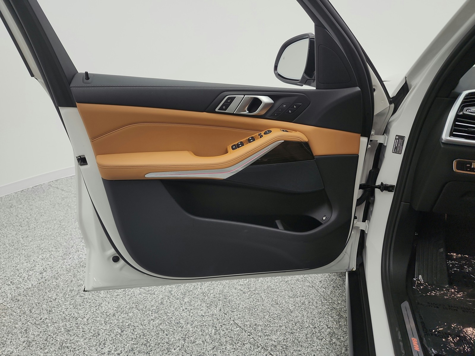 Used 2023 Mineral White Metallic BMW xDrive45e Plug-In Hybrid image 14