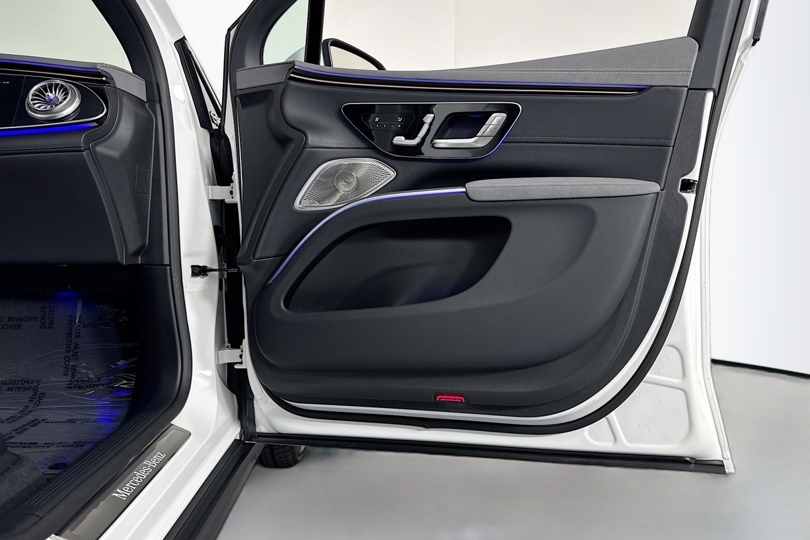 New 2026 Polar White Mercedes-Benz EQS 400 4MATIC® SUV image 23