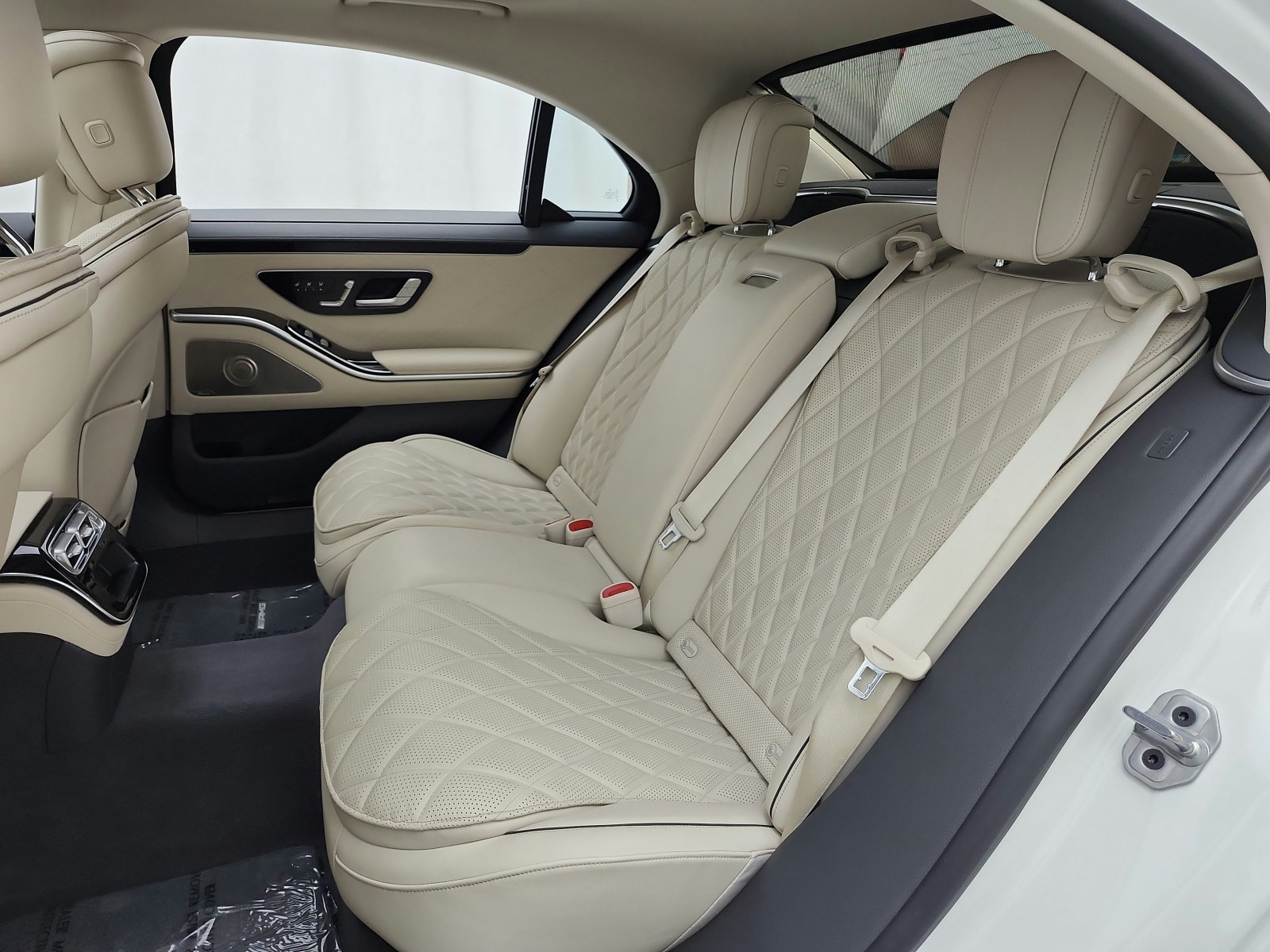 Certified Used 2023 MANUFAKTUR Diamond White Mercedes-Benz S 580 4MATIC® Sedan image 15