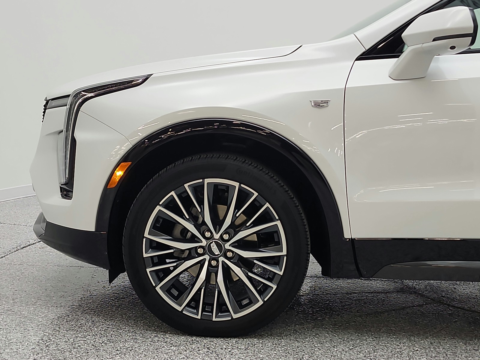 Used 2025 Crystal White Tricoat Cadillac FWD 4dr Sport image 22