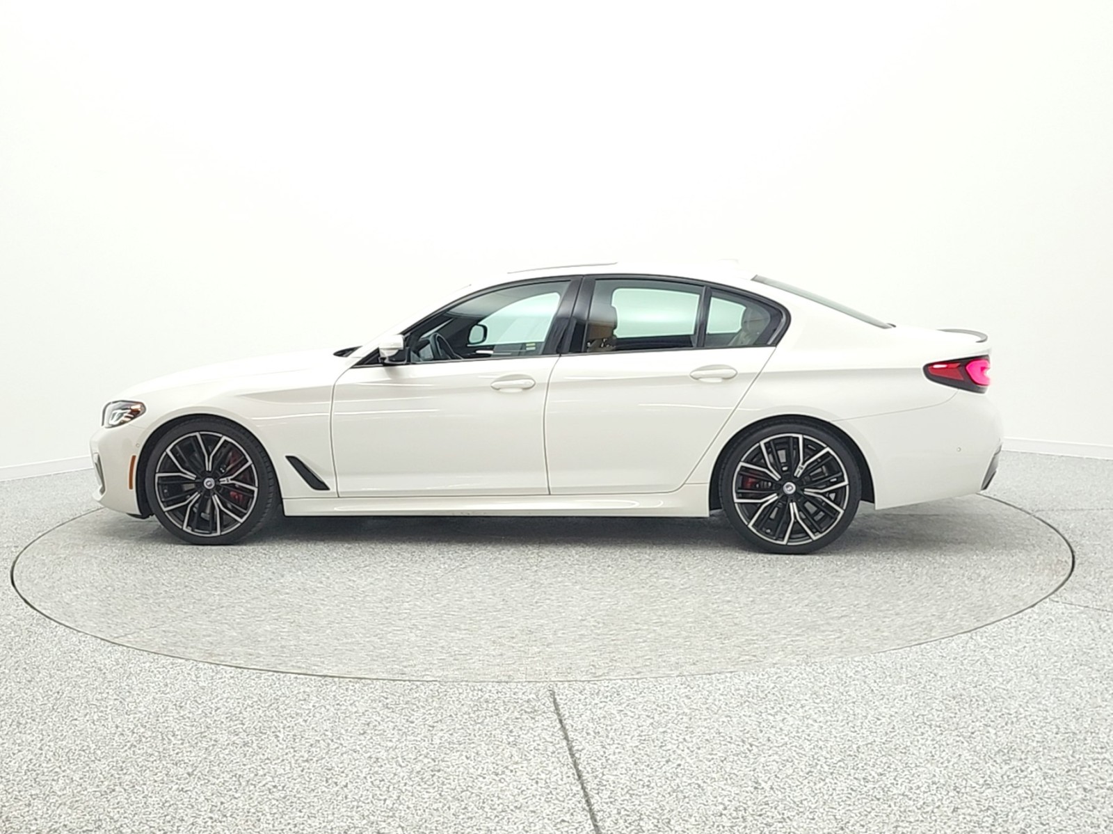 Used 2023 Alpine White BMW M550i xDrive Sedan image 9