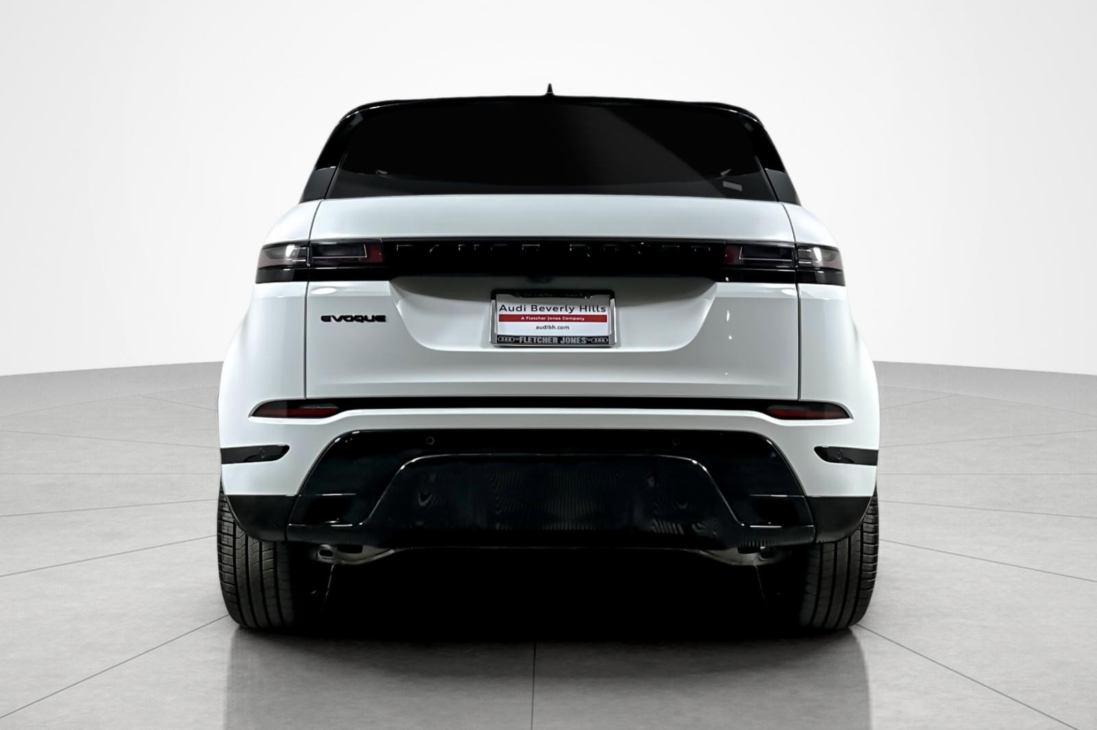 Used 2024 Fuji White Land Rover Dynamic SE AWD image 4