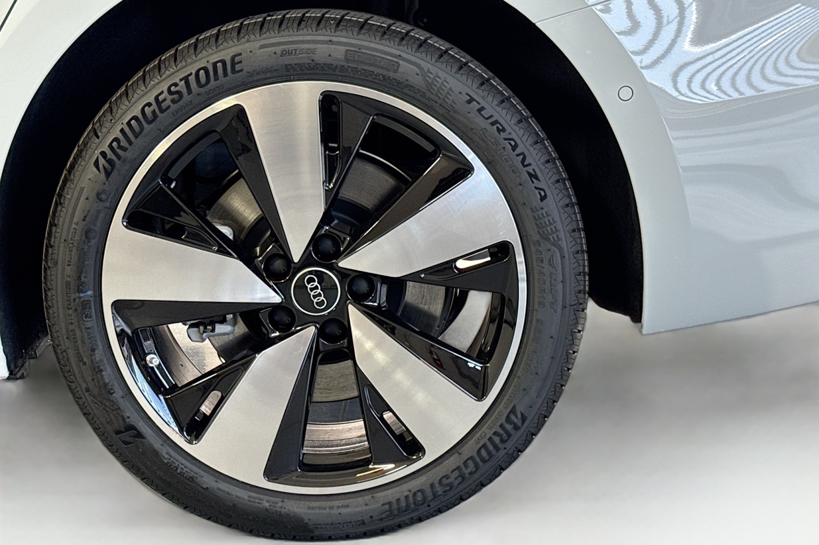 New 2025 Glacier White Metallic Audi Premium Plus 2.0 TFSI quattro image 27