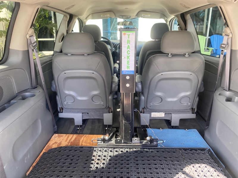 2006 Dodge Caravan SXT LOW MILES 28,367 1 OWNER HANDICAP LIFT in , 