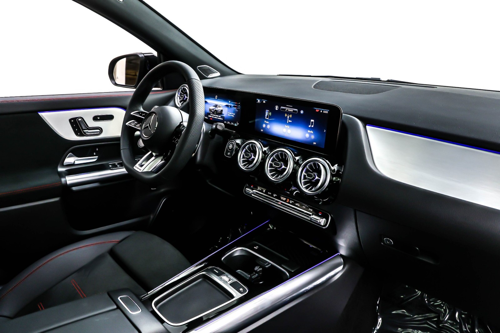 New 2026 MANUFAKTUR Mountain Grey Magno Mercedes-Benz AMG® GLA 35 image 5