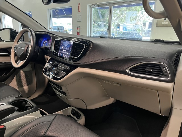 2018 Chrysler Pacifica Limited 25