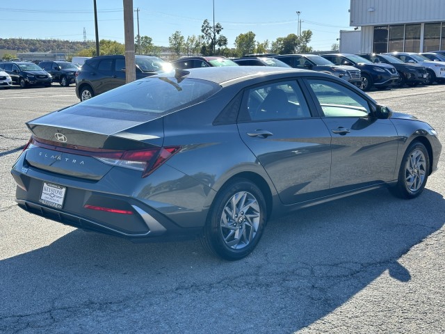 2024 Hyundai Elantra SEL 3