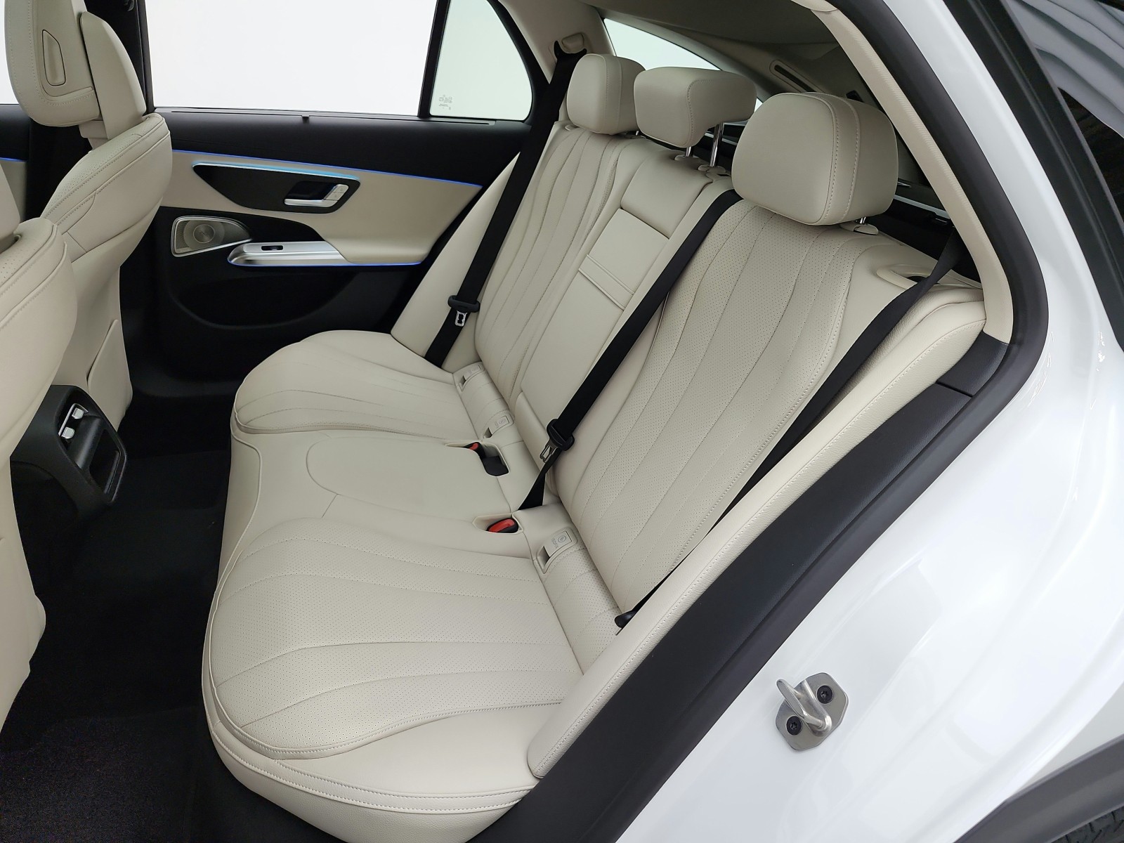 New 2026 MANUFAKTUR Moonlight White Metallic Mercedes-Benz E 450 image 11