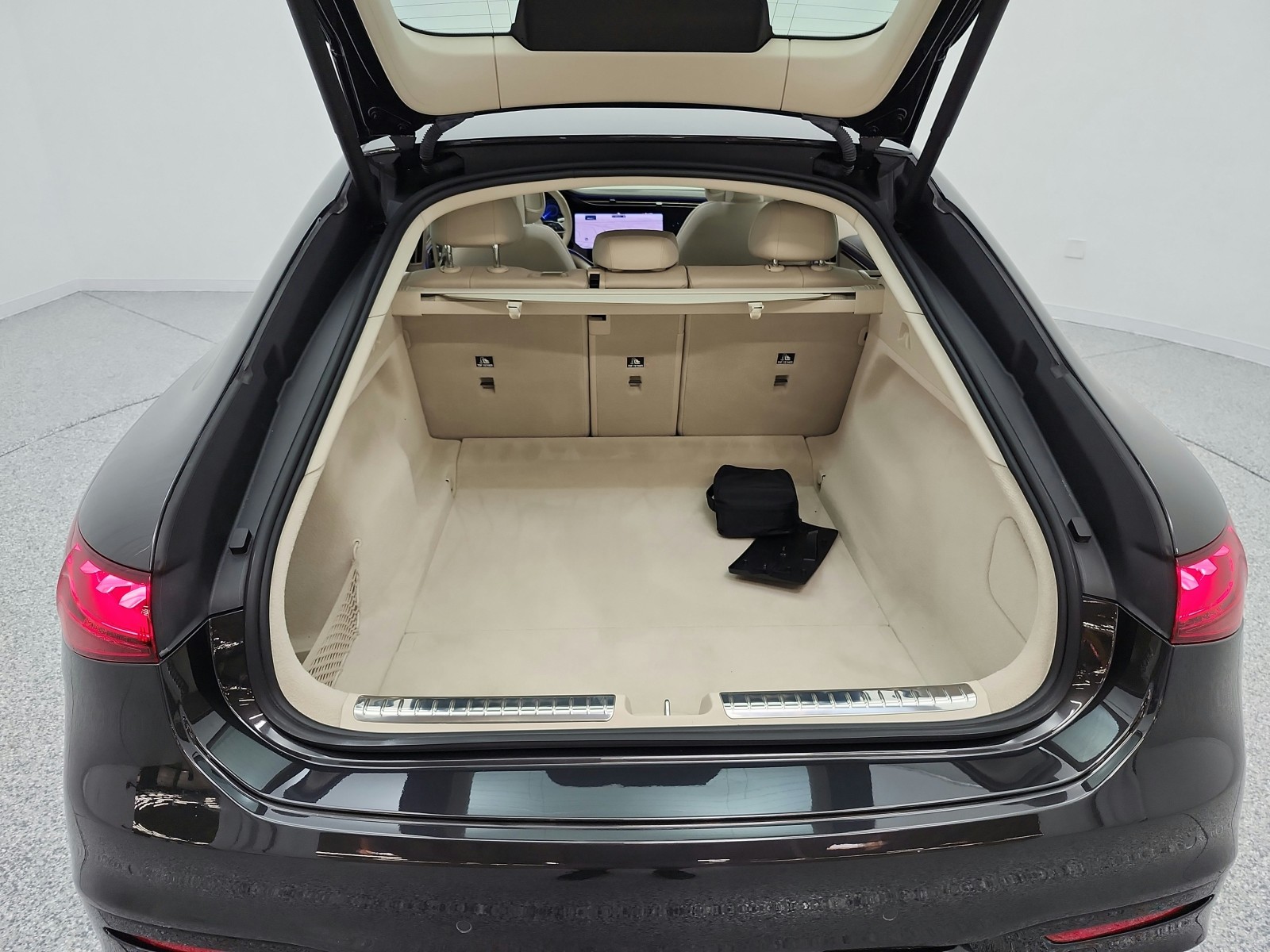 Used 2022 Graphite Grey Metallic Mercedes-Benz EQS 580 4MATIC® Sedan image 27