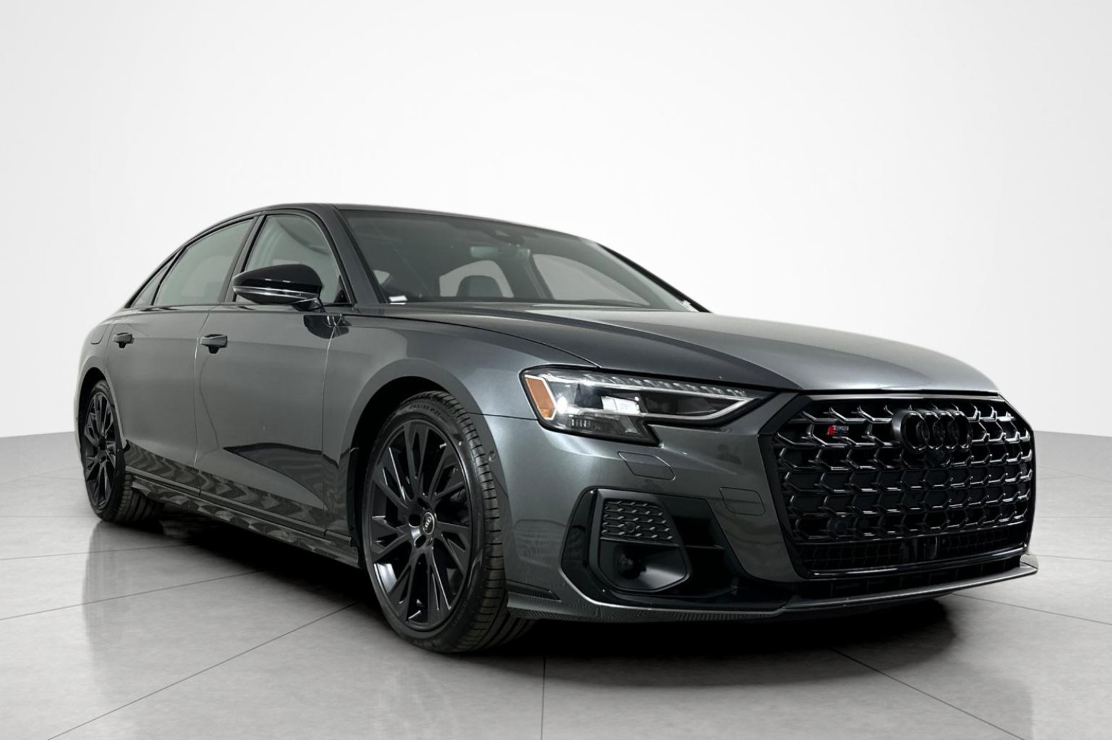 New 2025 Daytona Gray Pearl Effect Audi 4.0 TFSI image 2