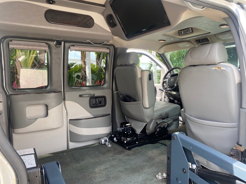 2013 GMC SAVANA HI TOP CONVERSION HANDICAP LIFT LOW MILES 24,857 in , 