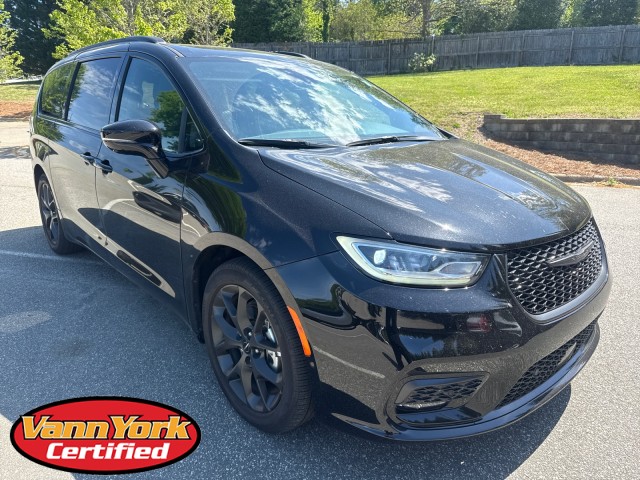 Diamond Black Crystal Pearlcoat 2024 Chrysler Pacifica Limited FWD Minivan Front-Wheel Drive Automatic