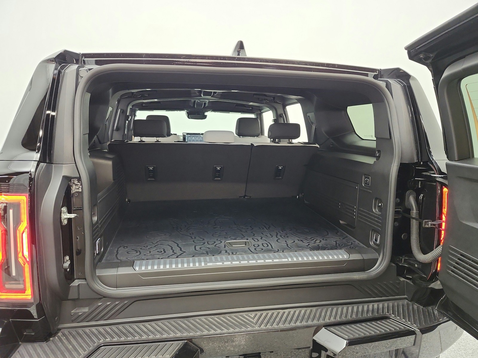 Used 2024 Void Black GMC e4WD 4dr 2X image 20