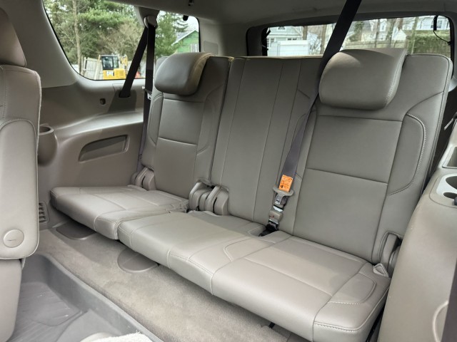 2019 Chevrolet Suburban Premier with Center Row Buckets 32