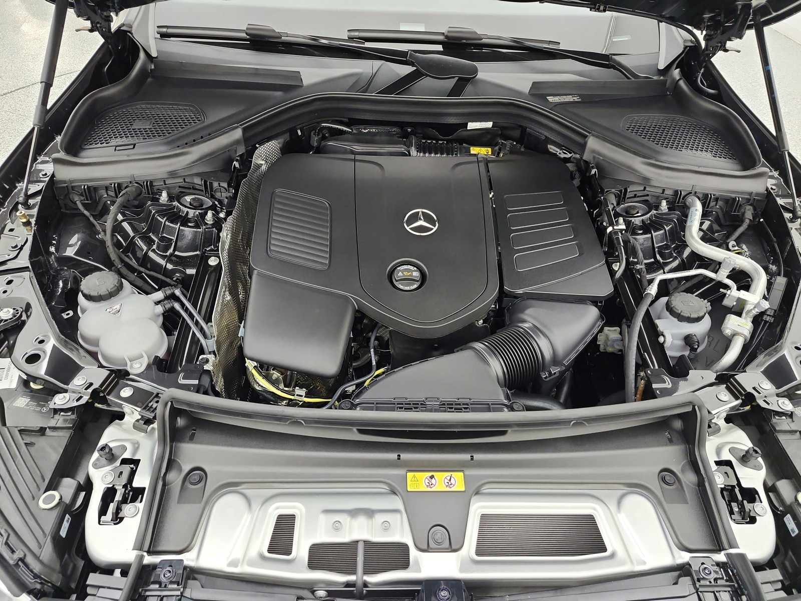 New 2027 Graphite Grey Metallic Mercedes-Benz GLC 300 4MATIC® Coupe image 12