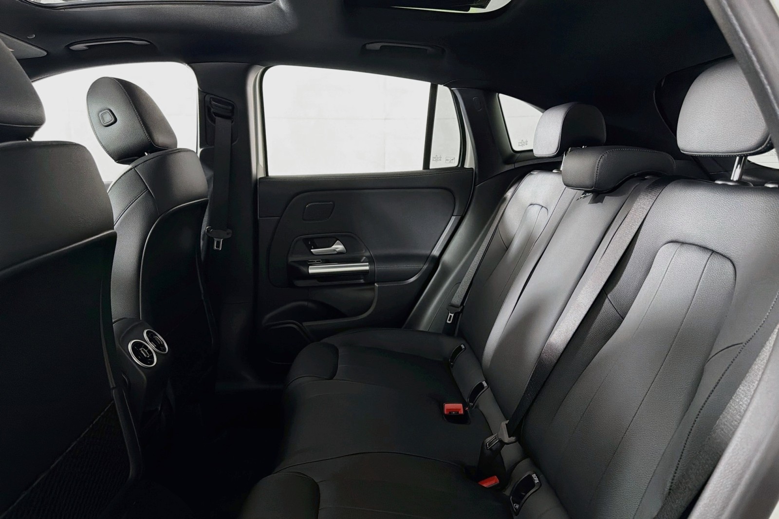 New 2026 Polar White Mercedes-Benz GLA 250 SUV image 7