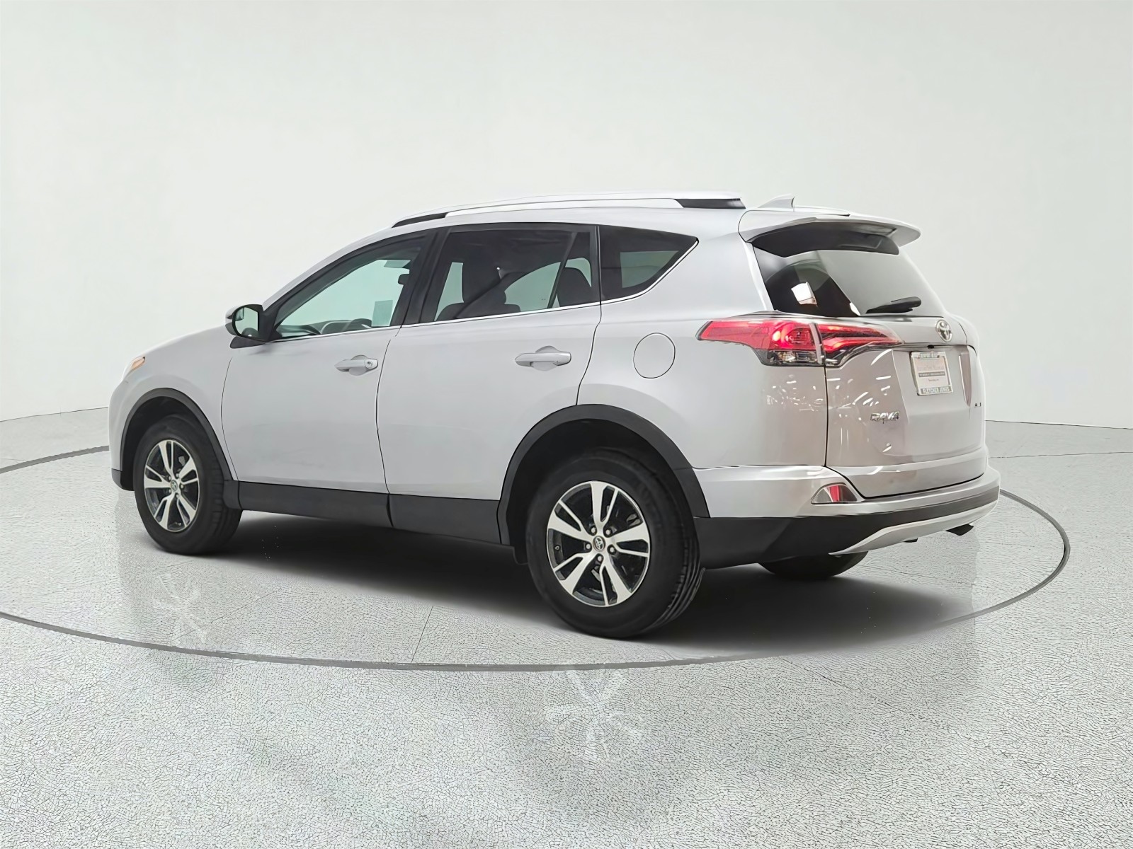 Used 2016 Silver Sky Metallic Toyota FWD 4dr XLE (Natl) image 7