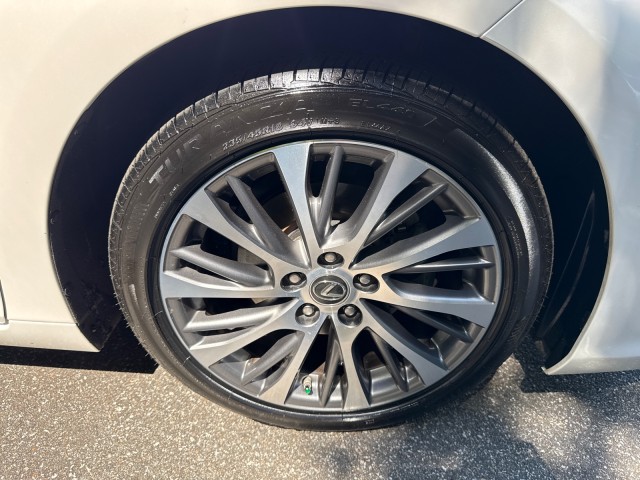 LexusES9
