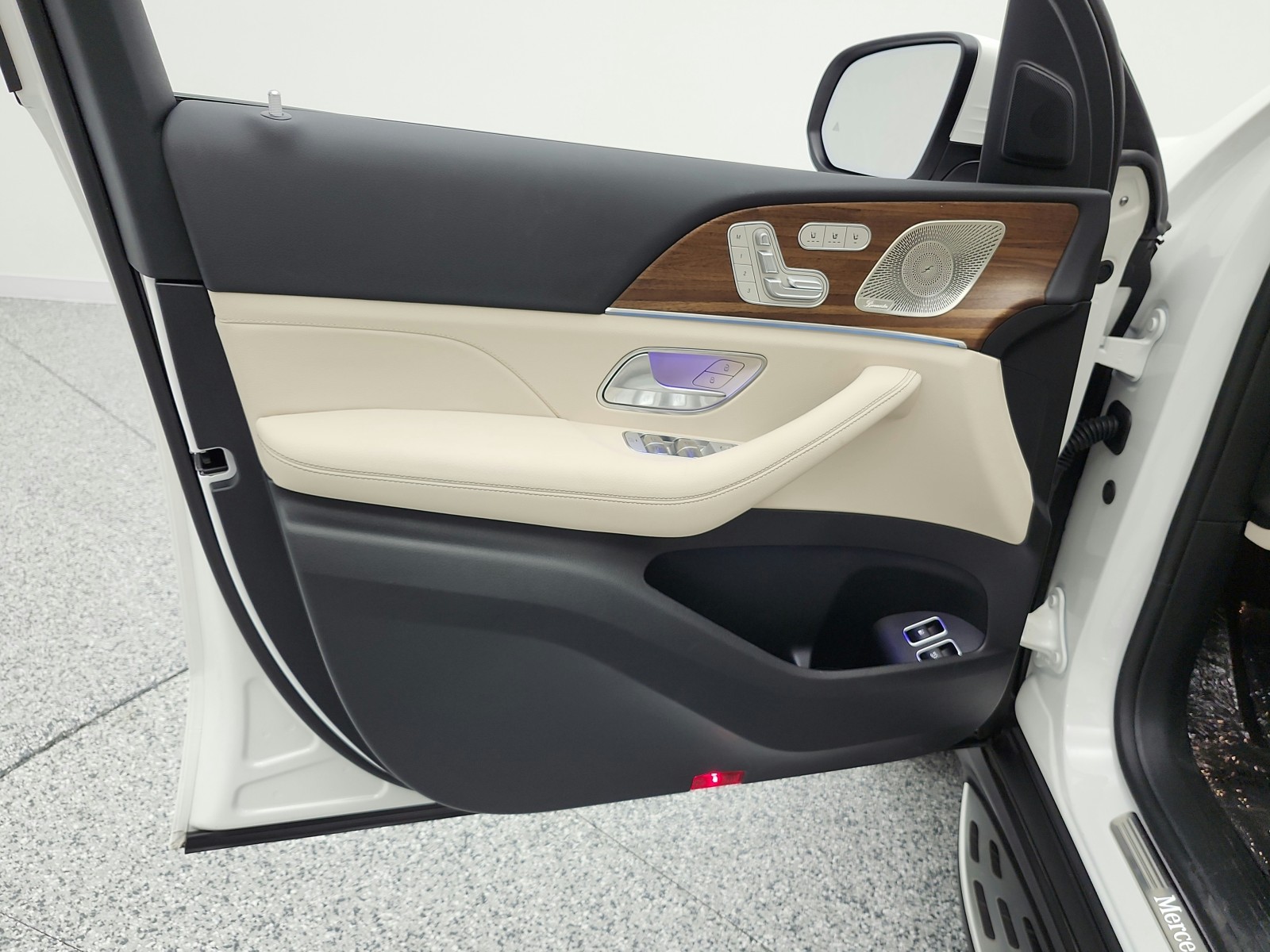 Used 2025 Polar White Mercedes-Benz GLE 450e 4MATIC® SUV image 15