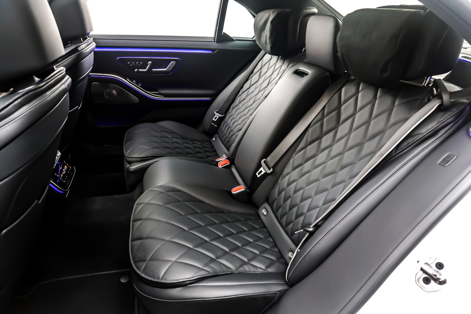 New 2026 MANUFAKTUR Moonlight White Metallic Mercedes-Benz S 580 image 8