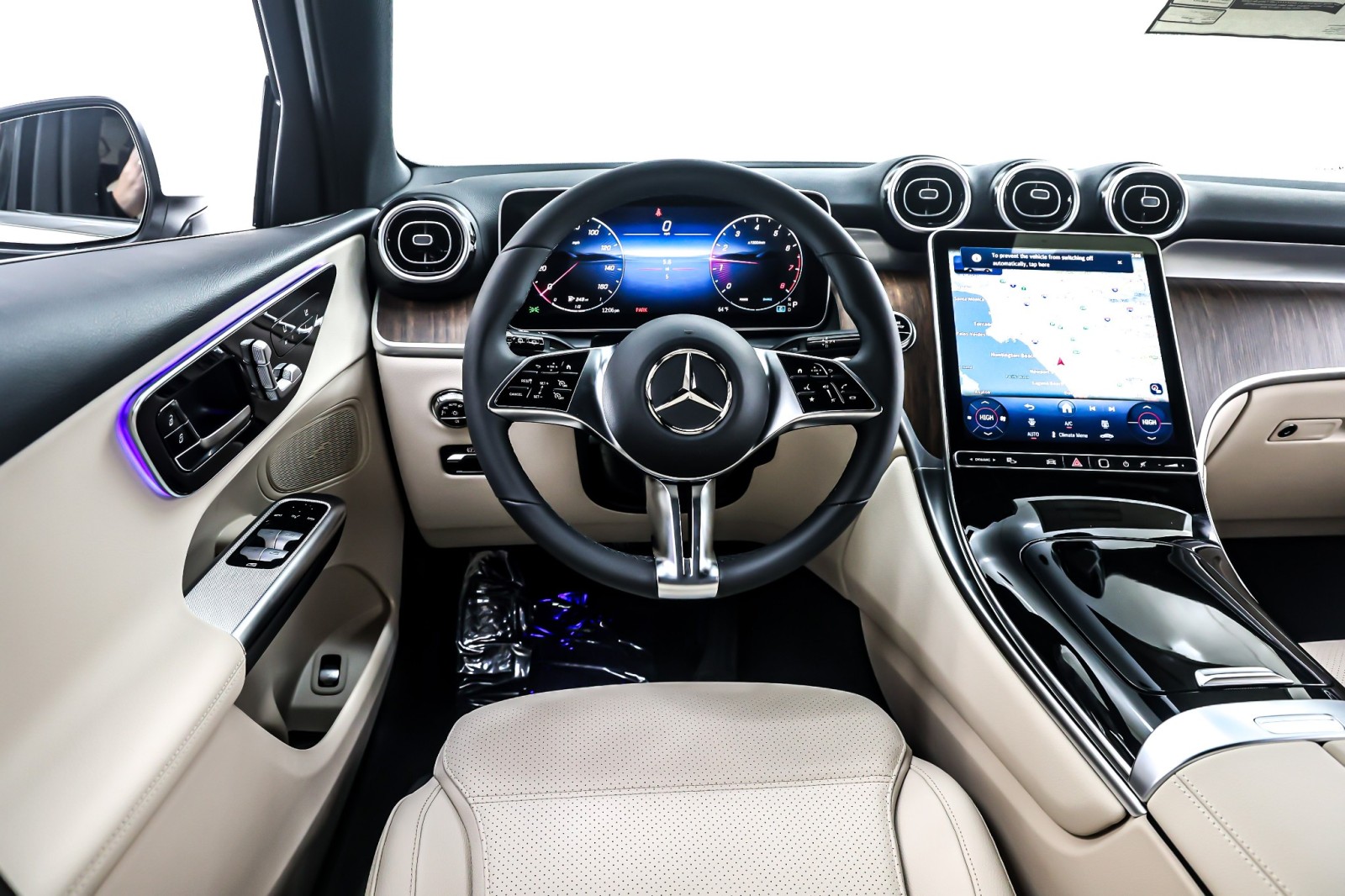 New 2026 Polar White Mercedes-Benz GLC 300 image 4