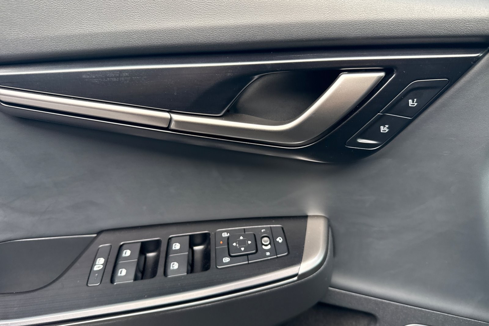 Used 2025 Ebony Black Kia Light Long Range AWD image 10