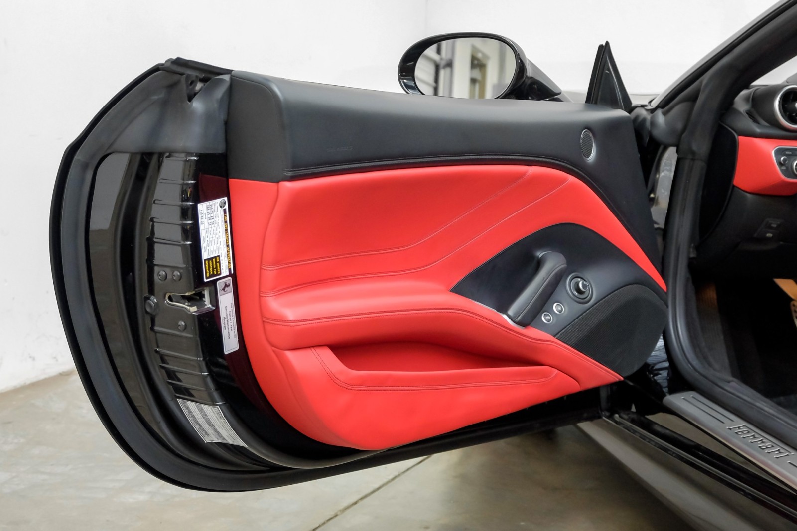 2015 Ferrari California T Convertible MagneRide HiFiSound Shields 20Forged 38