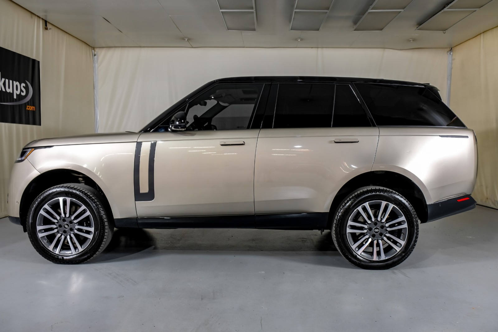 2023 Land Rover Range Rover SE 10