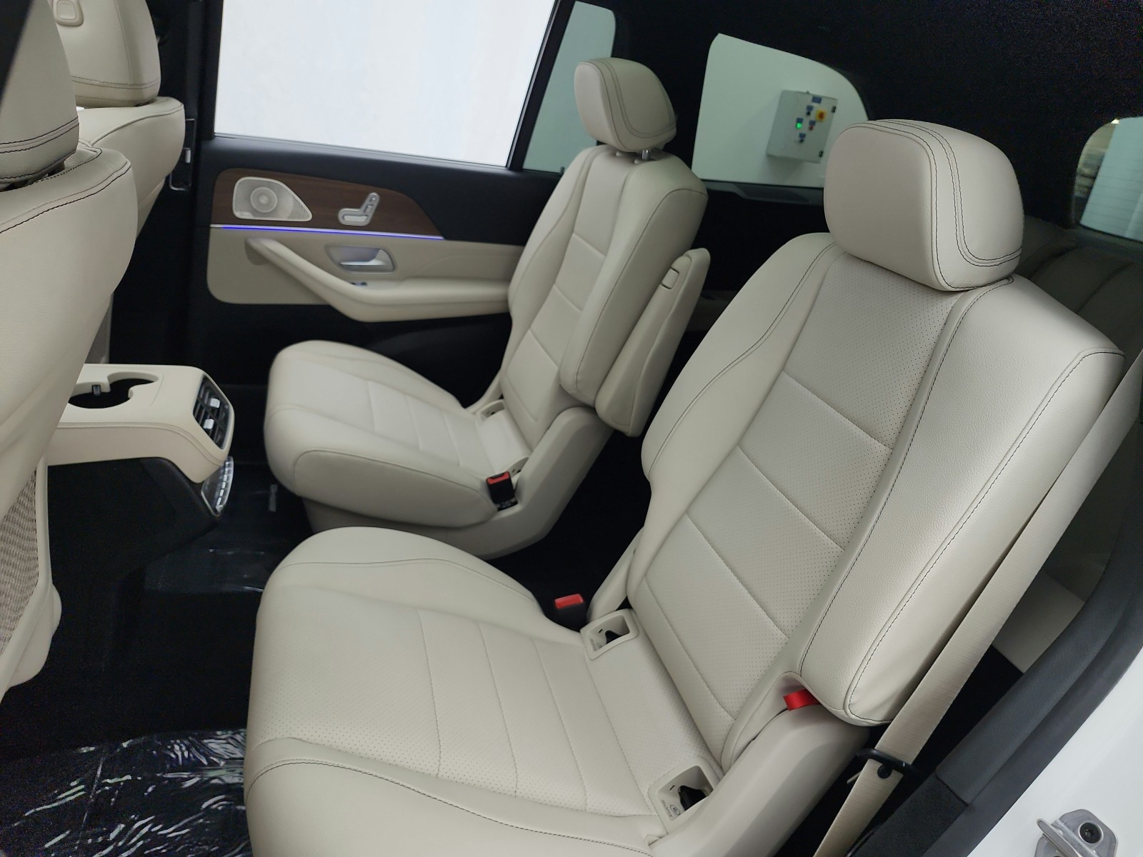 Used 2024 MANUFAKTUR Diamond White Metallic Mercedes-Benz GLS 450 4MATIC® SUV image 15